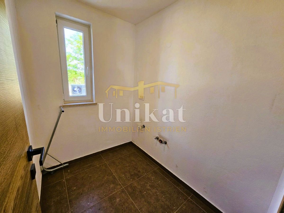 Novogradnja: hiša s 3 spalnicami in bazenom - pogled na morje